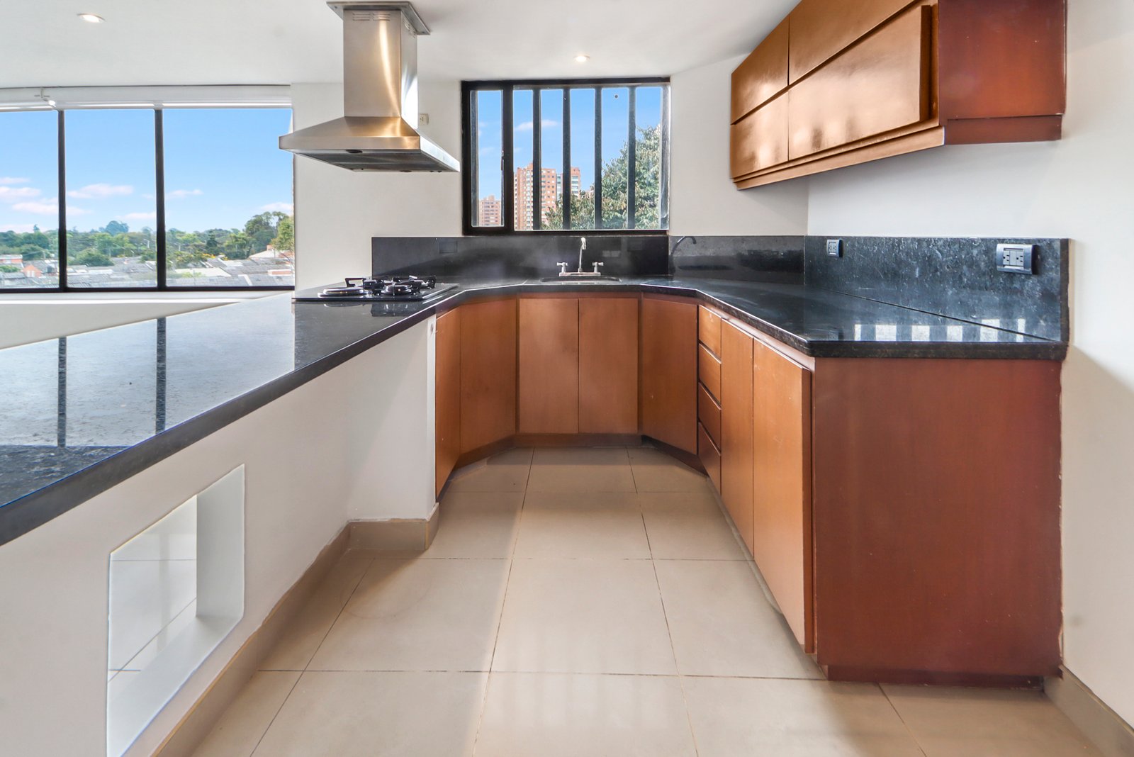 Moderna cocina con excelente iluminación natural